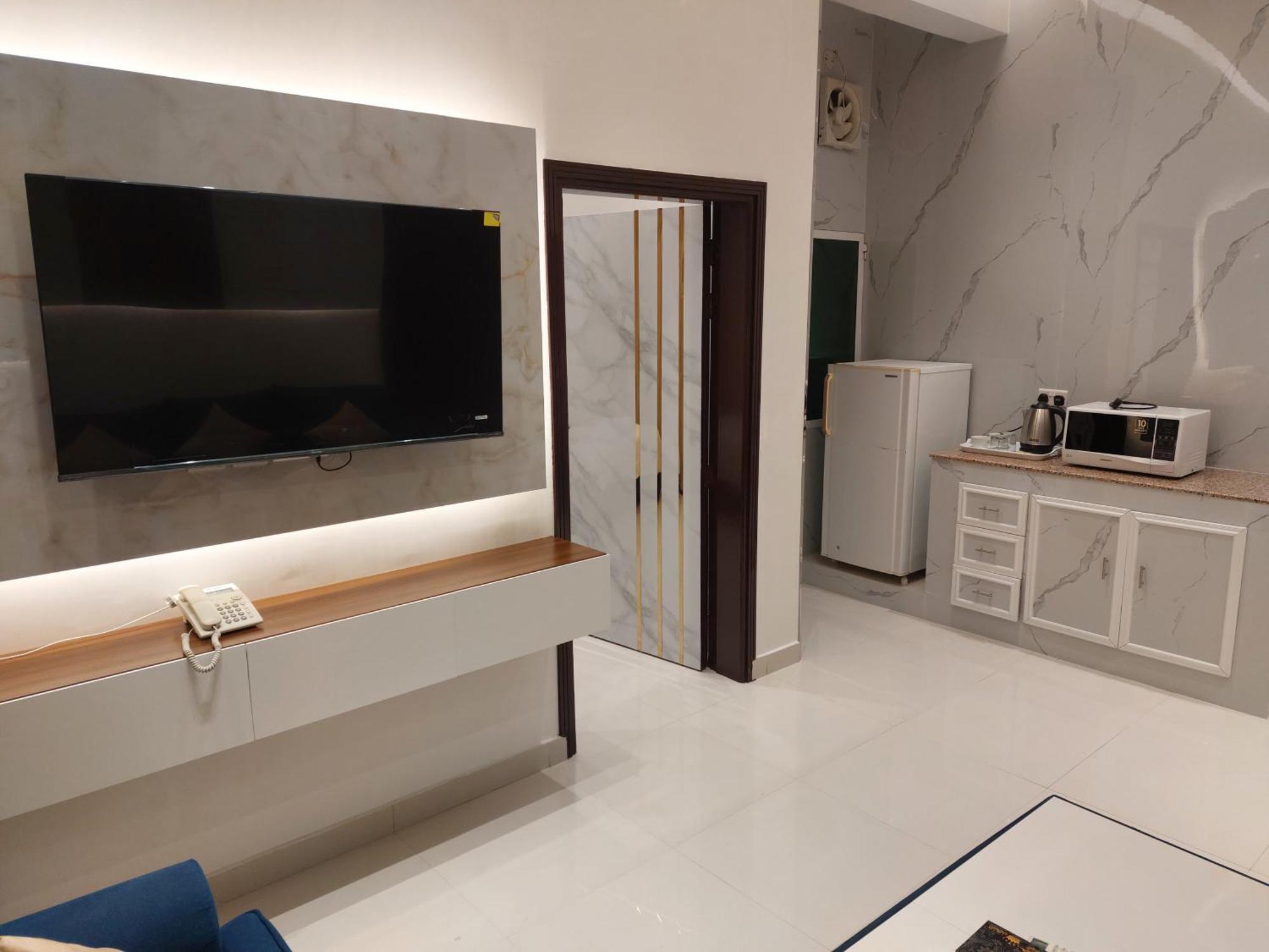Mabahj Garnatha Hotel Apartments Сухар Екстериор снимка