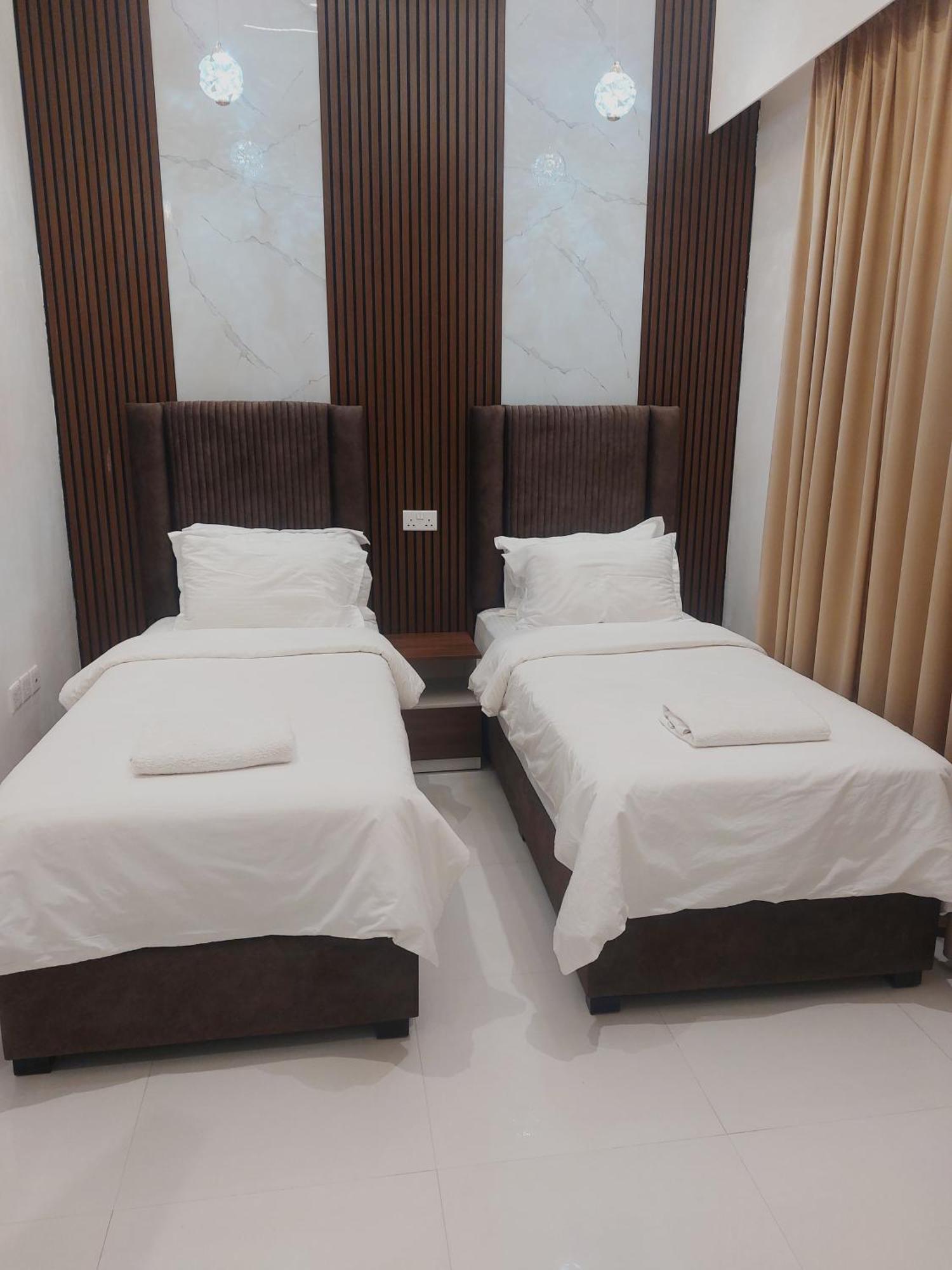 Mabahj Garnatha Hotel Apartments Сухар Екстериор снимка