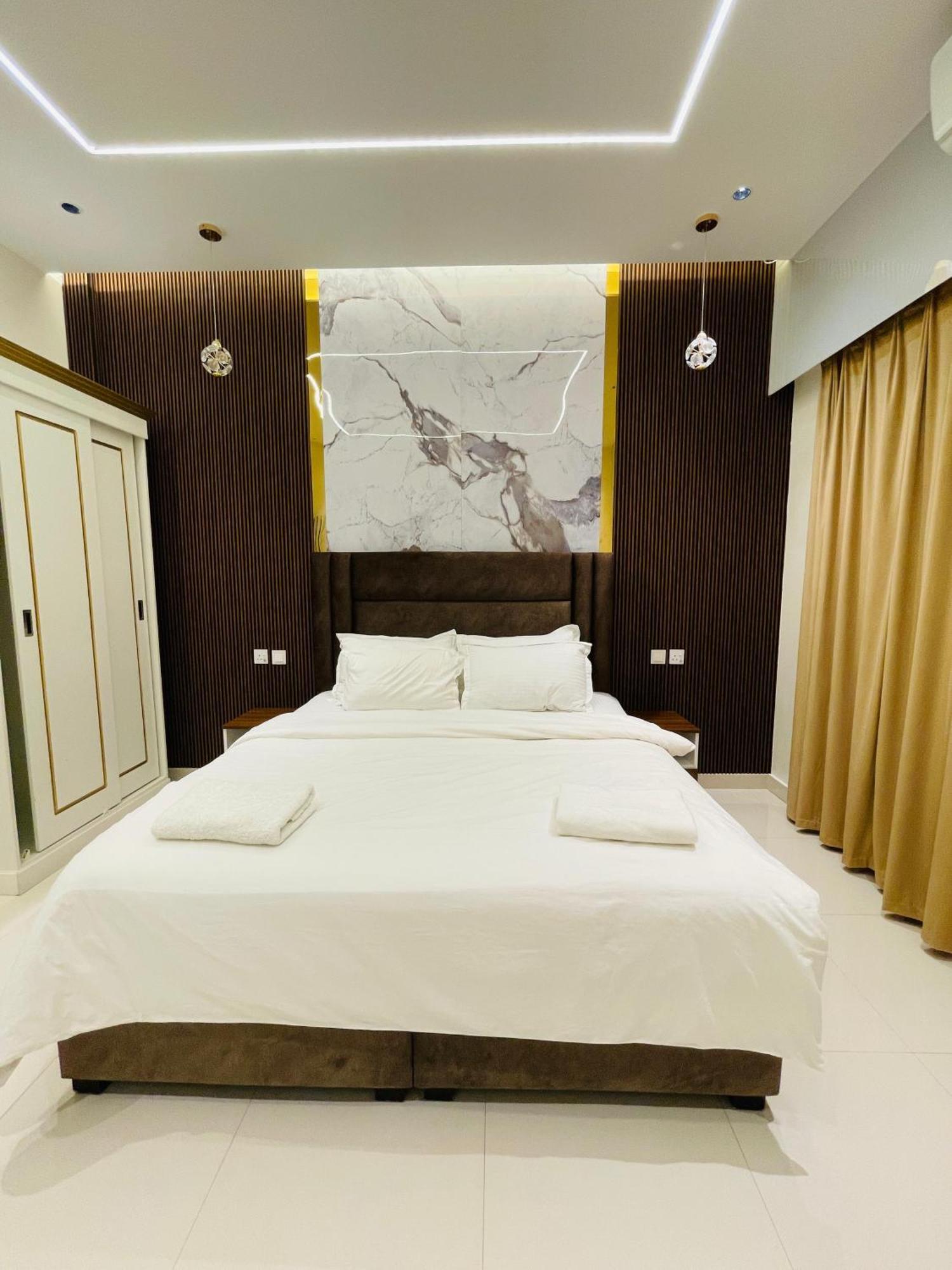 Mabahj Garnatha Hotel Apartments Сухар Екстериор снимка