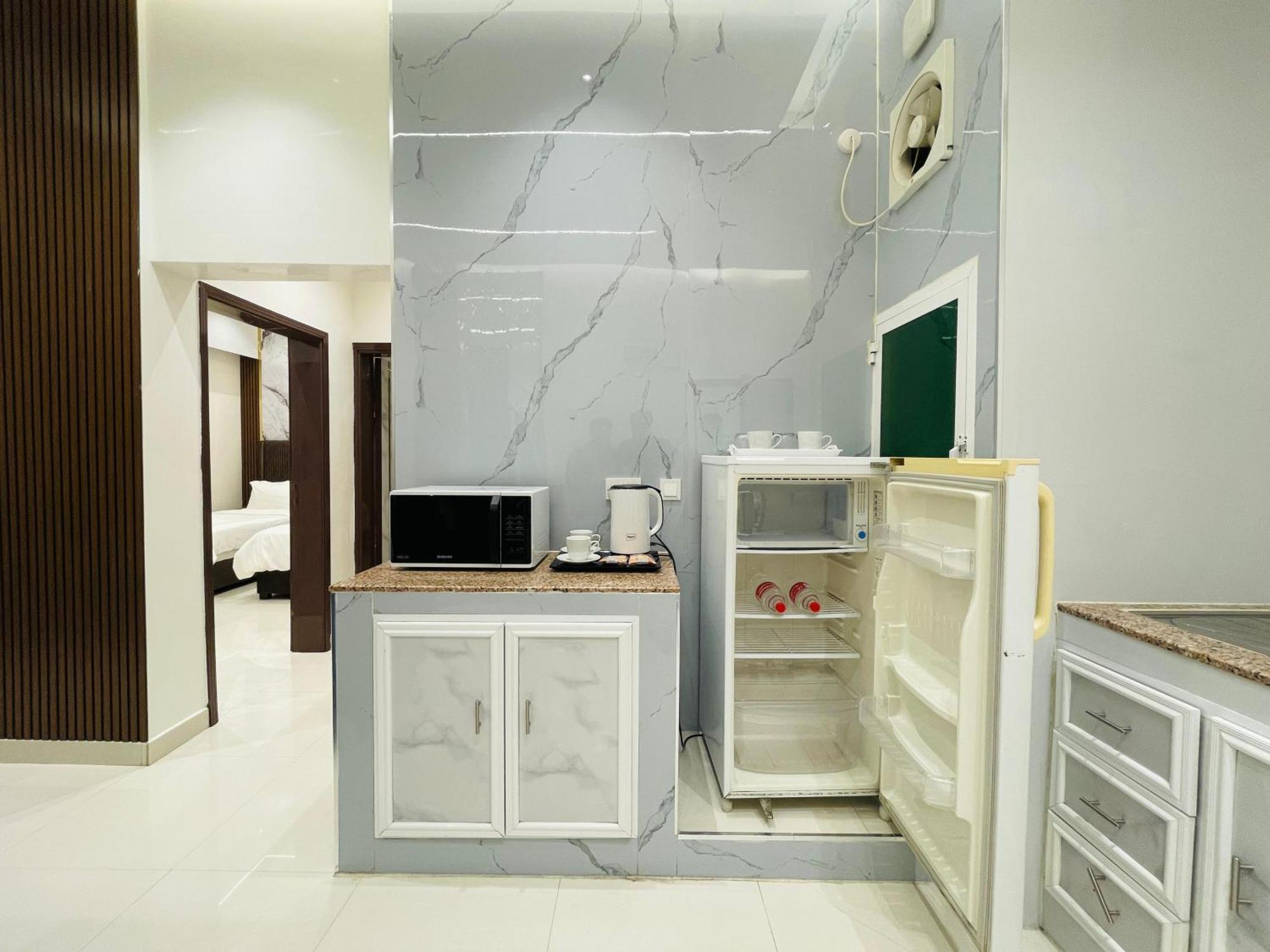 Mabahj Garnatha Hotel Apartments Сухар Стая снимка
