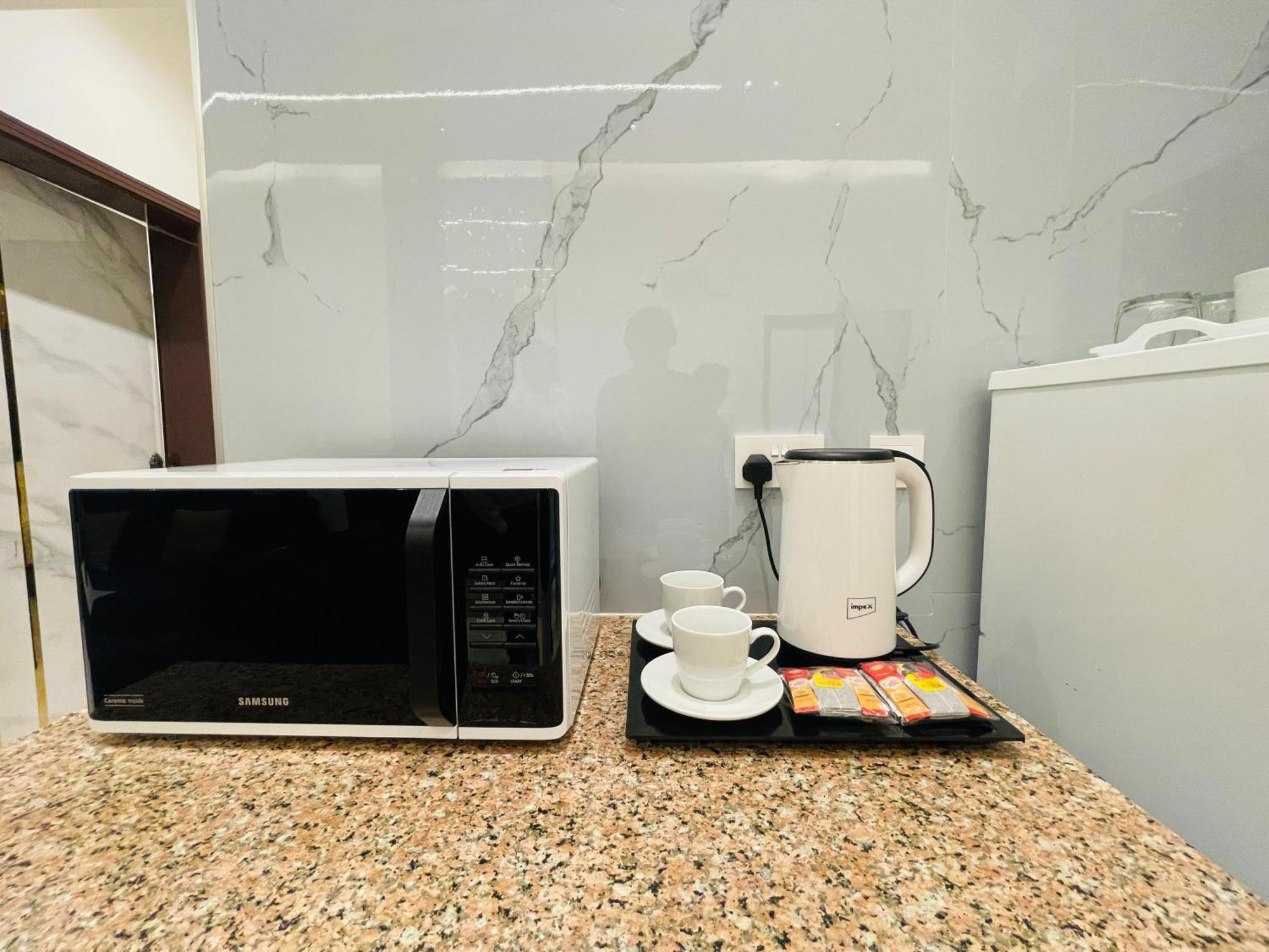 Mabahj Garnatha Hotel Apartments Сухар Екстериор снимка