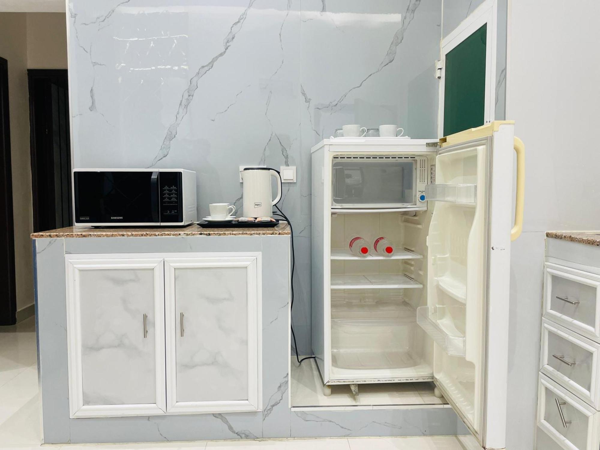 Mabahj Garnatha Hotel Apartments Сухар Екстериор снимка