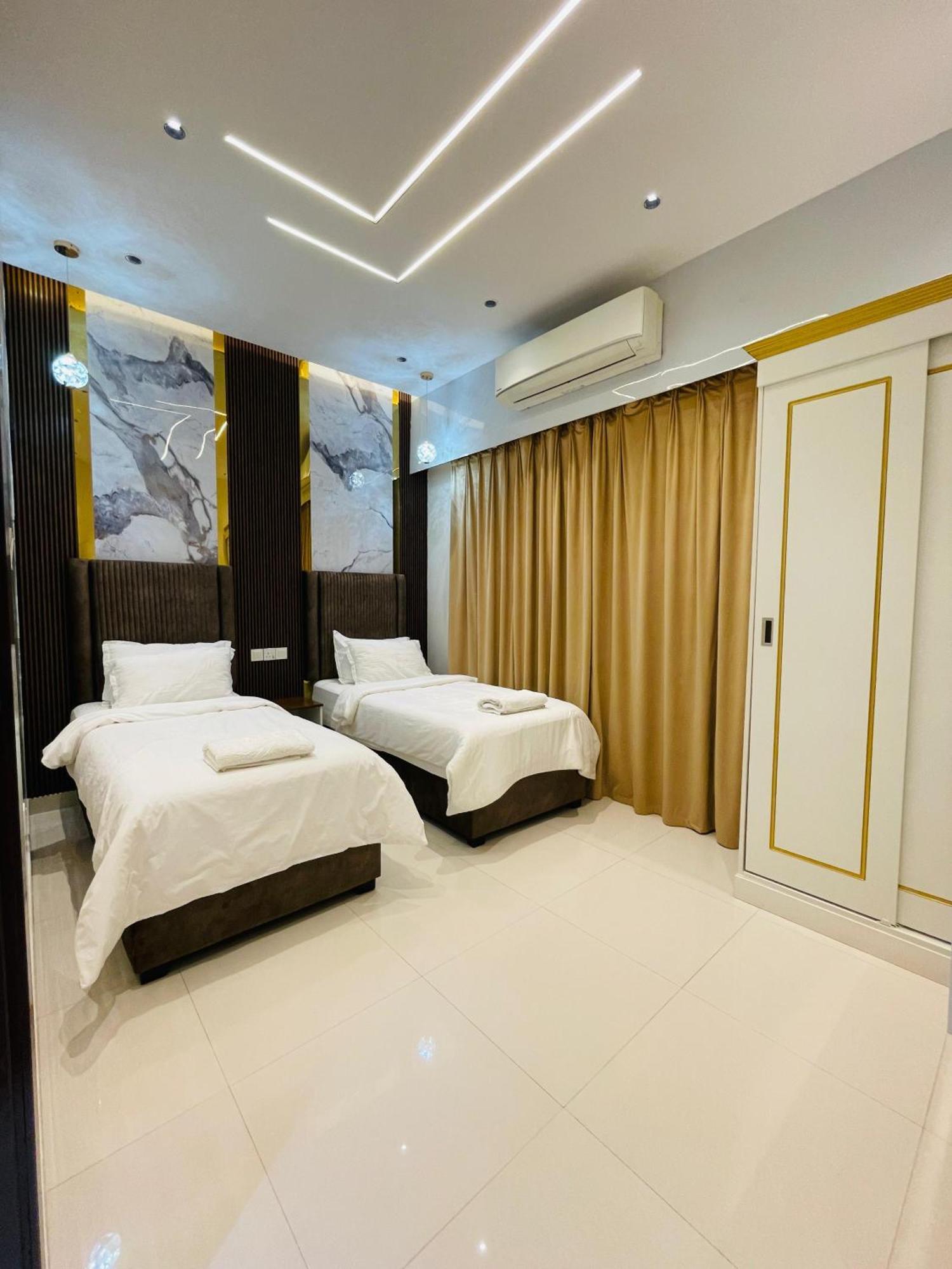 Mabahj Garnatha Hotel Apartments Сухар Екстериор снимка