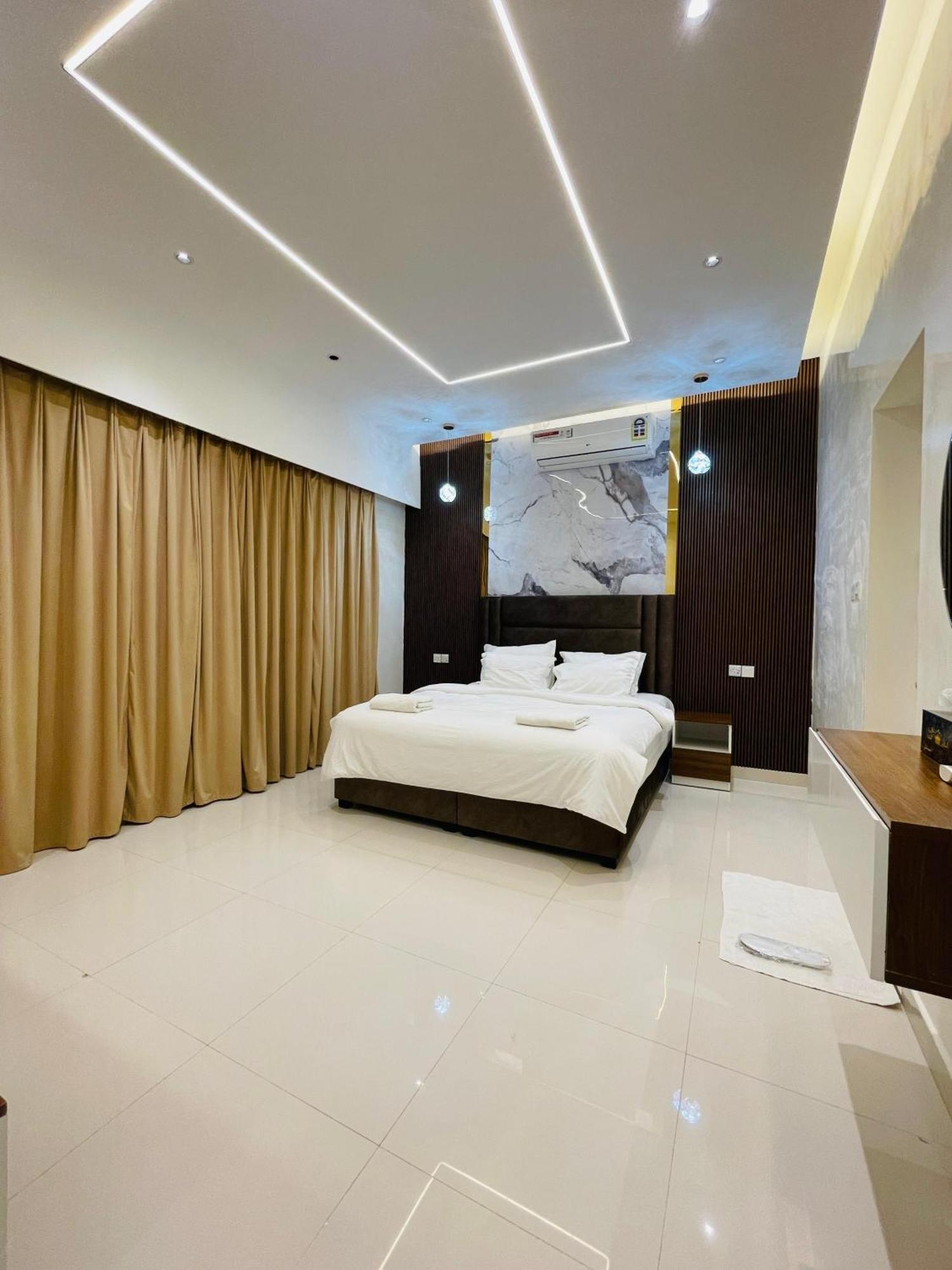 Mabahj Garnatha Hotel Apartments Сухар Екстериор снимка